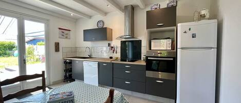 Horno, lavavajillas y cafetera y tetera