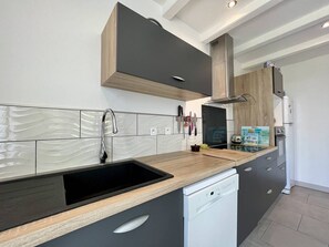 Ofen, Geschirrspüler, Wasserkocher mit Kaffee-/Teezubehör