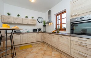 Geladeira, cooktop, lava-louças, cafeteira/chaleira