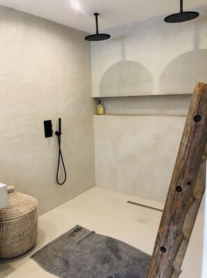 Combined shower/bathtub, hair dryer, towels, soap