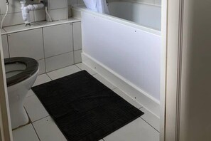 Een douche, een haardroger, handdoeken, zeep