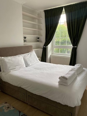 1 habitación, tabla de planchar con plancha y cuna de viaje