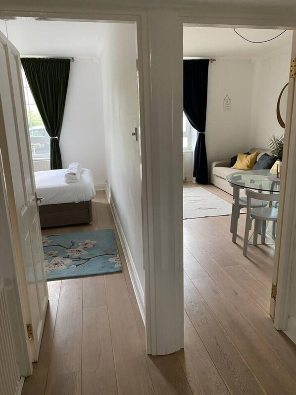 Departamento | 1 habitación, tabla de planchar con plancha y cuna de viaje 