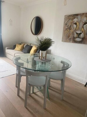 Appartement | Cuisine privée | Réfrigérateur, four à micro-ondes, un four, surface de cuisson