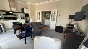 Fridge, microwave, oven, stovetop - Immaculate 1-bed Apartment in Windsor (Windsor)