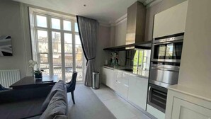 1 bedroom, WiFi (free), bed sheets - Immaculate 1-bed Apartment in Windsor (Windsor)