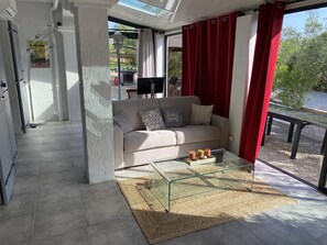 家庭套房 | 起居区 | 55-英寸纯平电视（配备有线频道）、电视、DVD 播放器