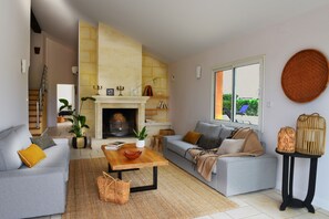 TV, fireplace - "Chateau Des Réves" 4 bedrooms, 4 private bathrooms, private swimming pool (Saint-Sulpice-de-Faleyrens)