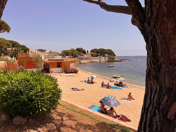 Chaise longue, serviettes de plage