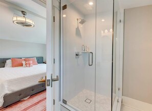 Badewanne, Haartrockner, Handtücher, Seife