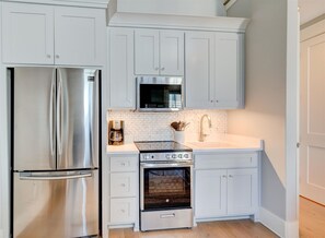 Réfrigérateur, four à micro-ondes, un four, surface de cuisson