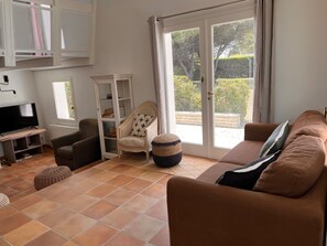 TV connectée, cheminée, table de tennis de table, livres