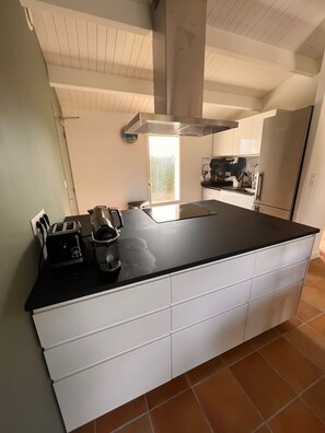 Fridge, microwave, oven, stovetop - Detached house 3 minutes from the beach and village center (saint clement des baleines)