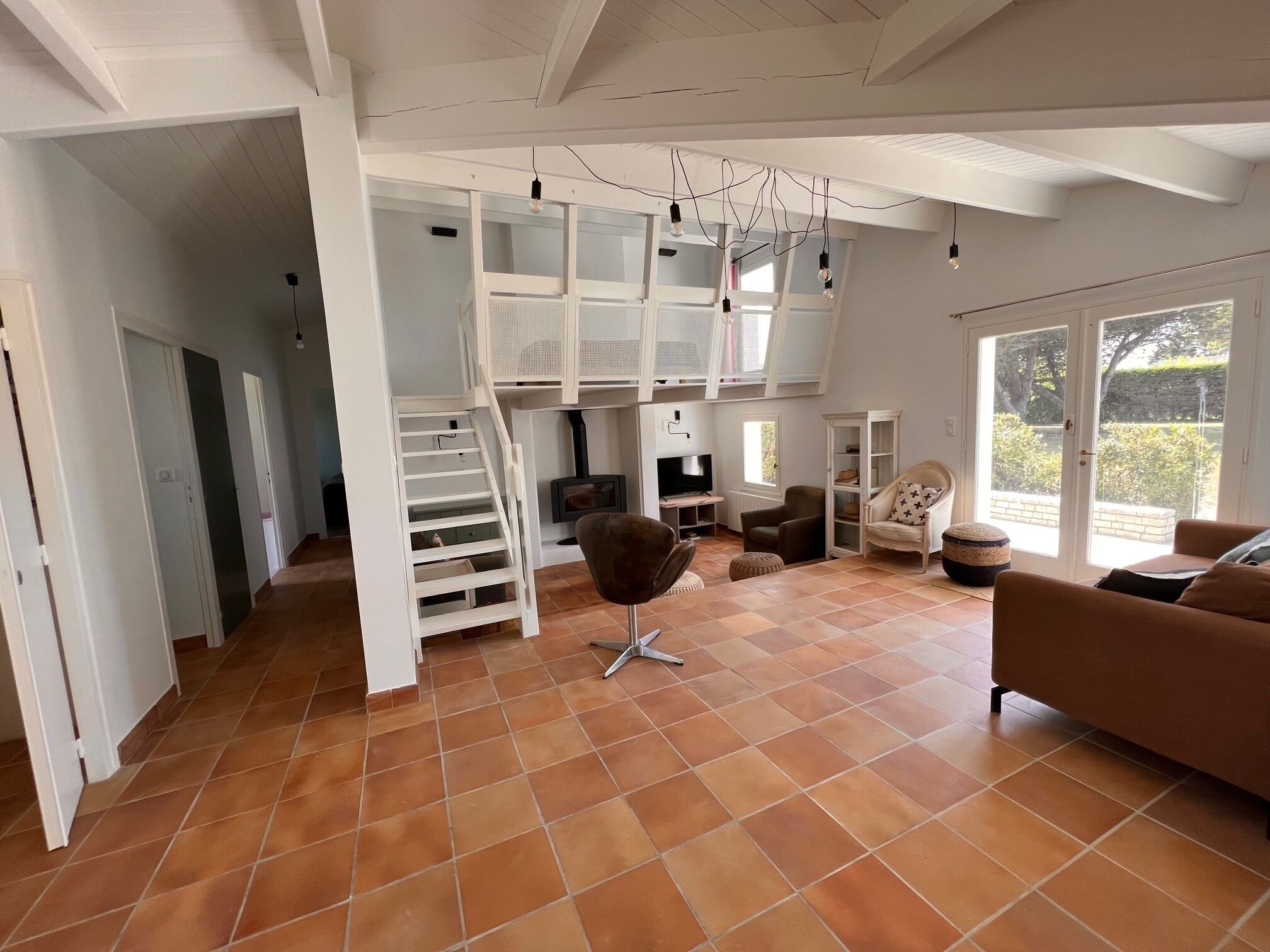 Smart TV, fireplace, ping pong, books