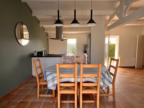 Dining - Detached house 3 minutes from the beach and village center (saint clement des baleines)