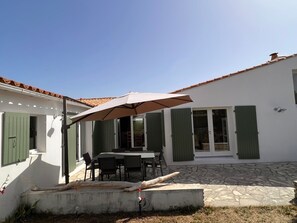 Outdoor dining - Detached house 3 minutes from the beach and village center (saint clement des baleines)