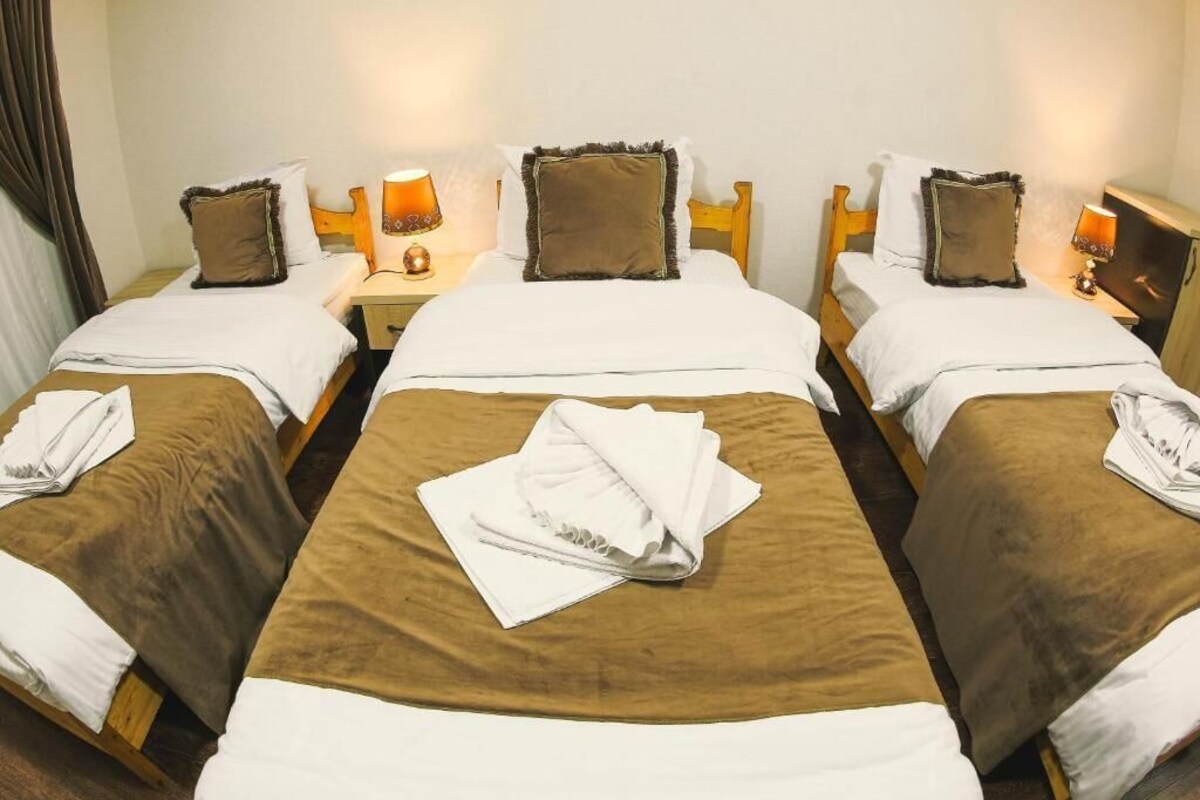 Escritorio, wifi gratis y ropa de cama