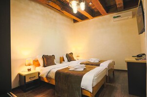 Twin Room | Desk, free WiFi, bed sheets