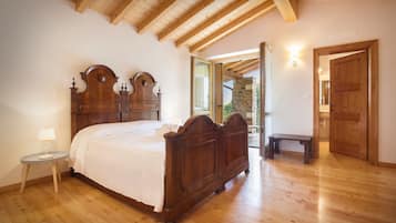 4 slaapkamers, een strijkplank/strijkijzer, gratis wifi, beddengoed