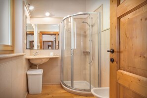 Douche, sĂšche-cheveux, bidet, serviettes fournies