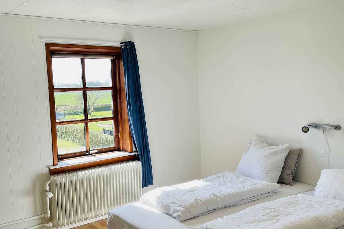Budget double rooms with *shared* bathroom | 2 kamar tidur, Wi-Fi gratis, dan seprai linen