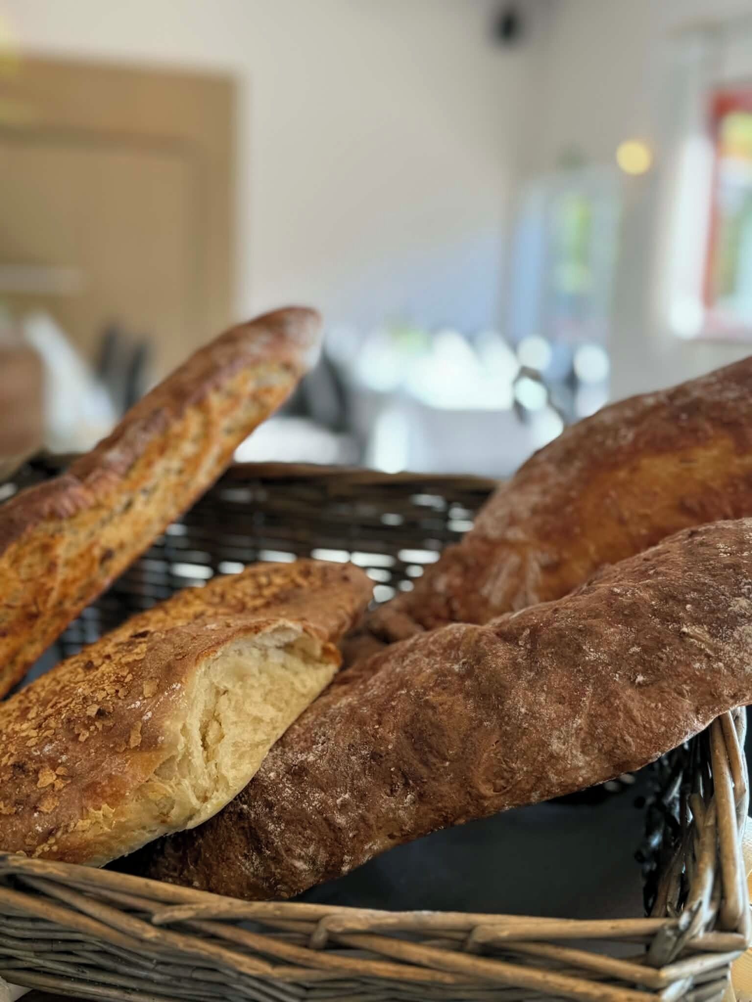 Una cesta de barras de pan.