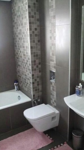 Ensemble douche/baignoire, baignoire à jets, serviettes fournies