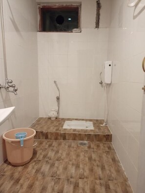 Ducha, artículos de higiene personal gratuitos y toallas