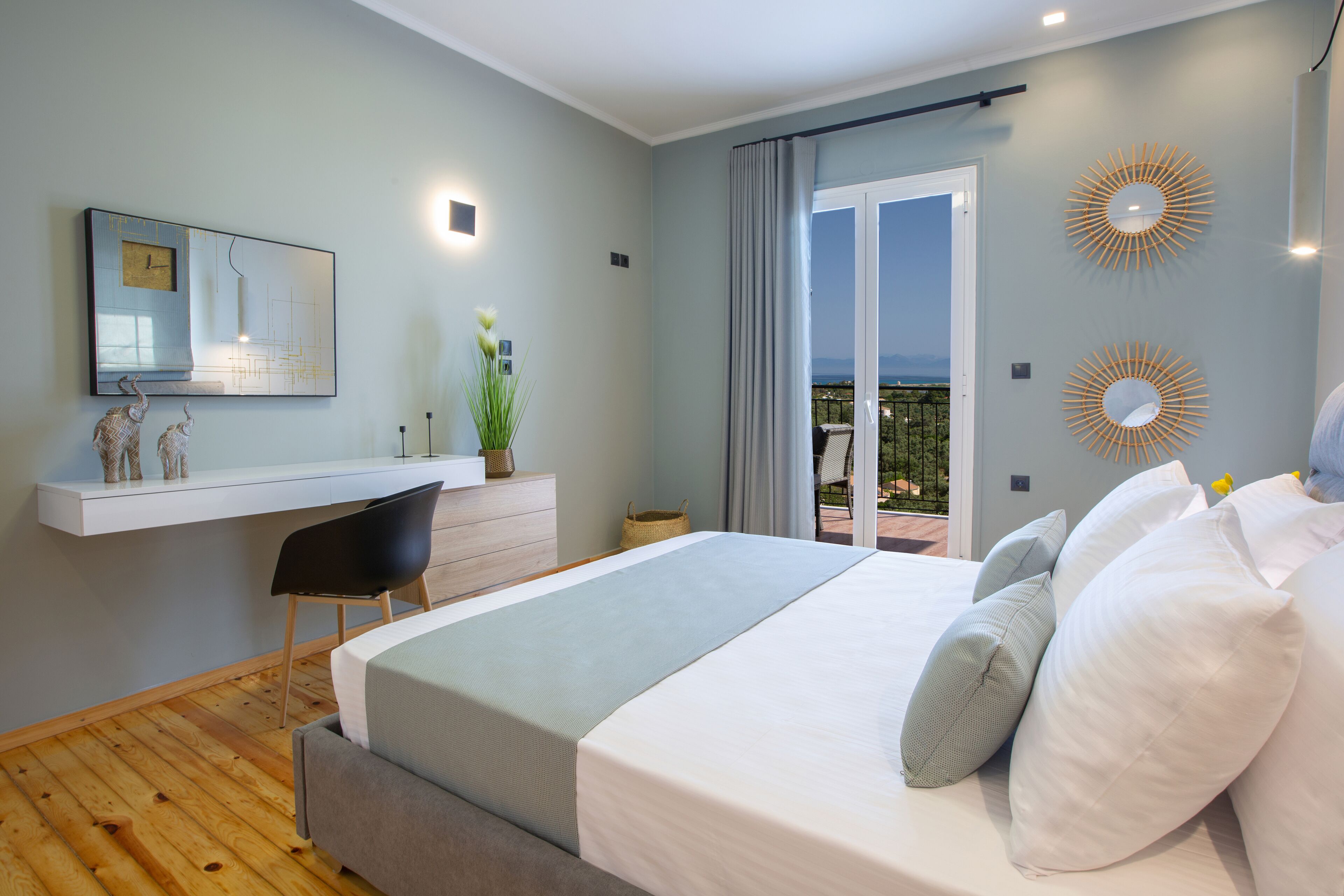 3 bedrooms, in-room safe, iron/ironing board, bed sheets