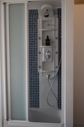 Douche, séchoir à cheveux, serviettes fournies, savon