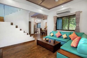 Fernseher, Tischtennisplatte, Stereoanlage