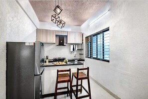 Kühlschrank, Ofen, Herdplatte, Wasserkocher