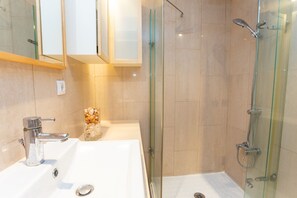 Een douche, een haardroger, handdoeken, zeep