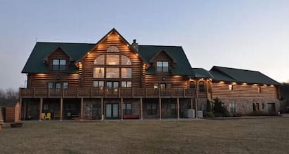 Gorgeous, remote lodge on 100+ acres, 15 min from downtown Indiana
