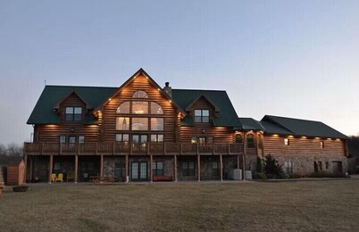 Gorgeous, remote lodge on 100+ acres, 15 min from downtown Indiana