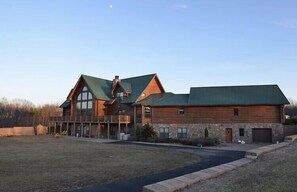 Exterior - Gorgeous, remote lodge on 100+ acres, 15 min from downtown Indiana (Indiana)