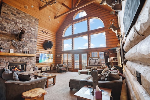 Gorgeous, remote lodge on 100+ acres, 15 min from downtown Indiana