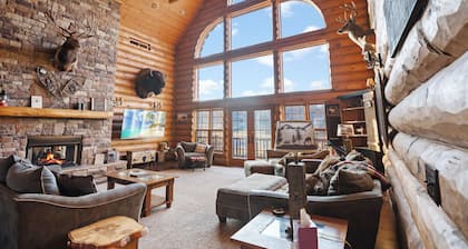 Gorgeous, remote lodge on 100+ acres, 15 min from downtown Indiana
