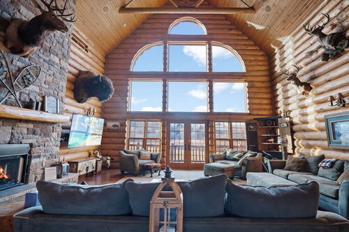 Gorgeous, remote lodge on 100+ acres, 15 min from downtown Indiana