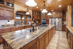 Fridge, microwave, oven, stovetop - Gorgeous, remote lodge on 100+ acres, 15 min from downtown Indiana (Indiana)