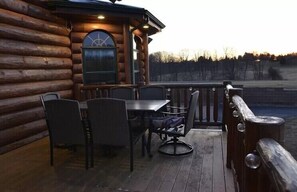 Outdoor dining - Gorgeous, remote lodge on 100+ acres, 15 min from downtown Indiana (Indiana)