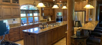 Gorgeous, remote lodge on 100+ acres, 15 min from downtown Indiana