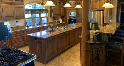 Gorgeous, remote lodge on 100+ acres, 15 min from downtown Indiana