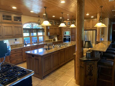 Gorgeous, remote lodge on 100+ acres, 15 min from downtown Indiana