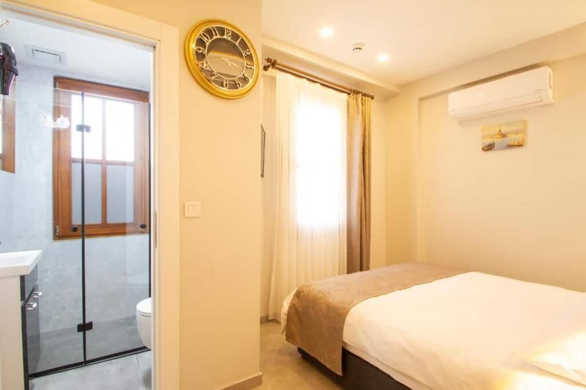 Comfort tweepersoonskamer | Lakens van Egyptisch katoen, luxe beddengoed, een minibar