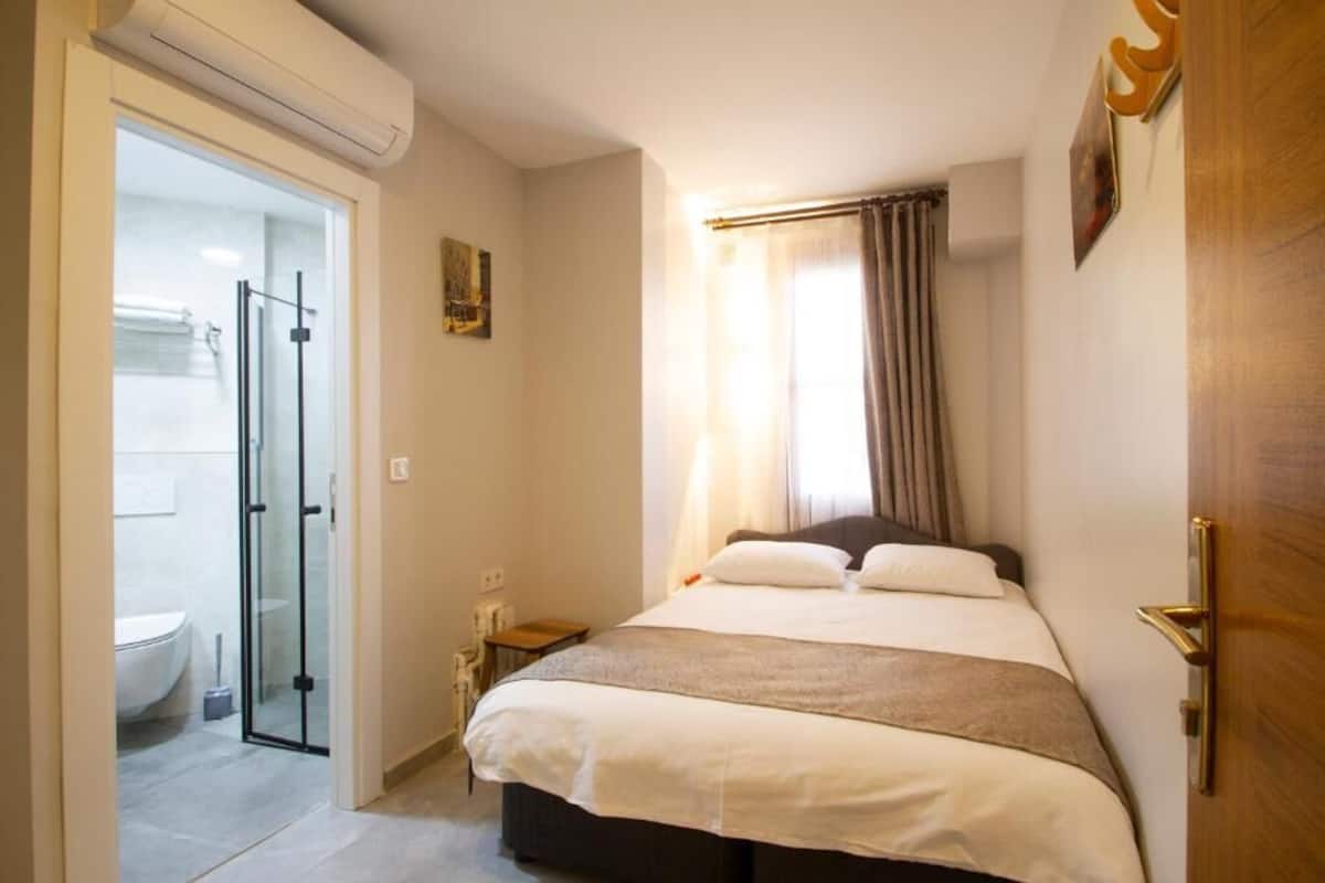 Klassieke tweepersoonskamer | Lakens van Egyptisch katoen, luxe beddengoed, een minibar
