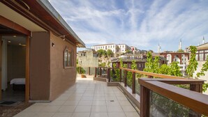 Un balcone con vista su edifici e una moschea sullo sfondo.