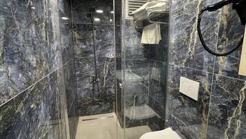 Superior Double Room | Bathroom | Shower, hydromassage showerhead, free toiletries, hair dryer