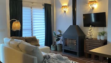 Una televisión, una chimenea