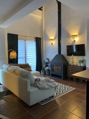 Una televisión, una chimenea